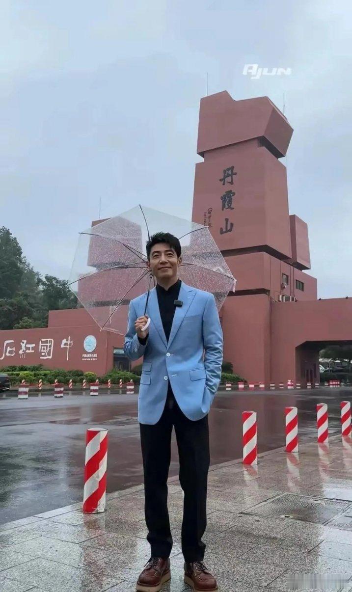 撒贝宁又输出文旅封神金句！在韶关丹霞山活动现场，被要求推介景区，他直接来了一句：