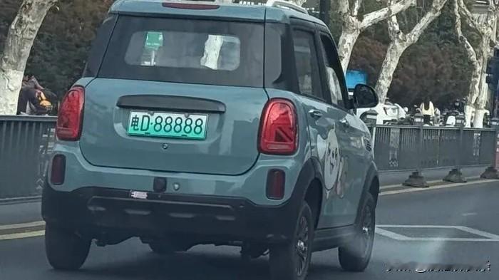 路上见过好多次那种挂着“电D66666”“电D88888”的电动三四轮，之前还偷