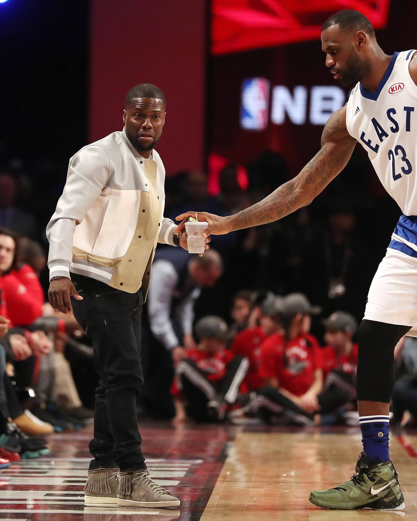 勒布朗·詹姆斯在多伦多举行的2016年NBA全明星赛上完成了一次最精彩的“抢断”