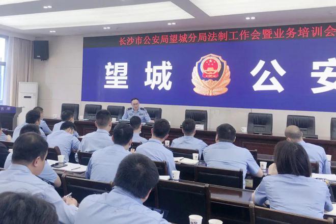 15岁的小贝（化名）是湖南某职业技术学院的一名学生，2021年5月8日晚，她被该