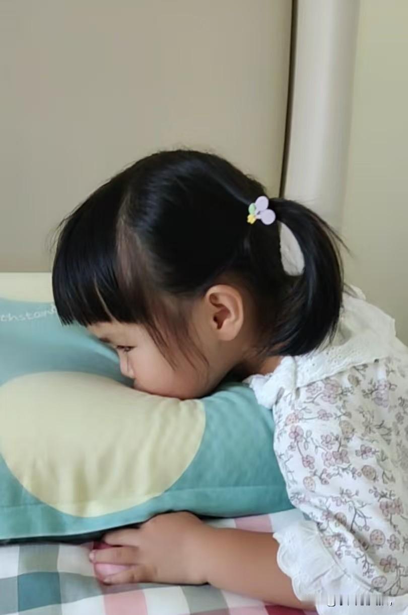 李小铁明天正式去幼儿园了
今天中午和远在郑州的大孙女李小铁视频，她告诉我：爷爷，