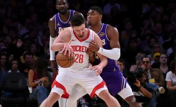 小里弗斯真是拉跨得要死，他仅靠自己一个人就把湖人从季后赛模式垃回到了常规赛模式，