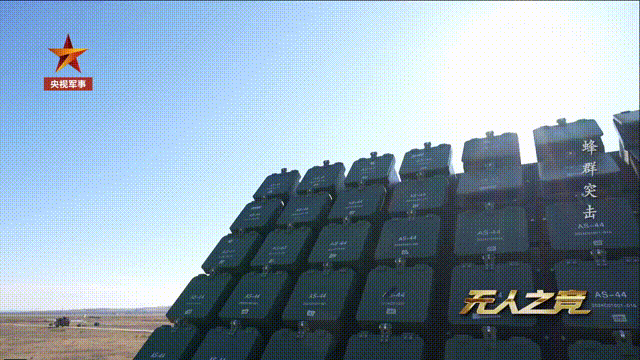 一名技术人员即可轻松操控96架无人机，看国产“阿特拉斯”无人机蜂群作战系统演示。