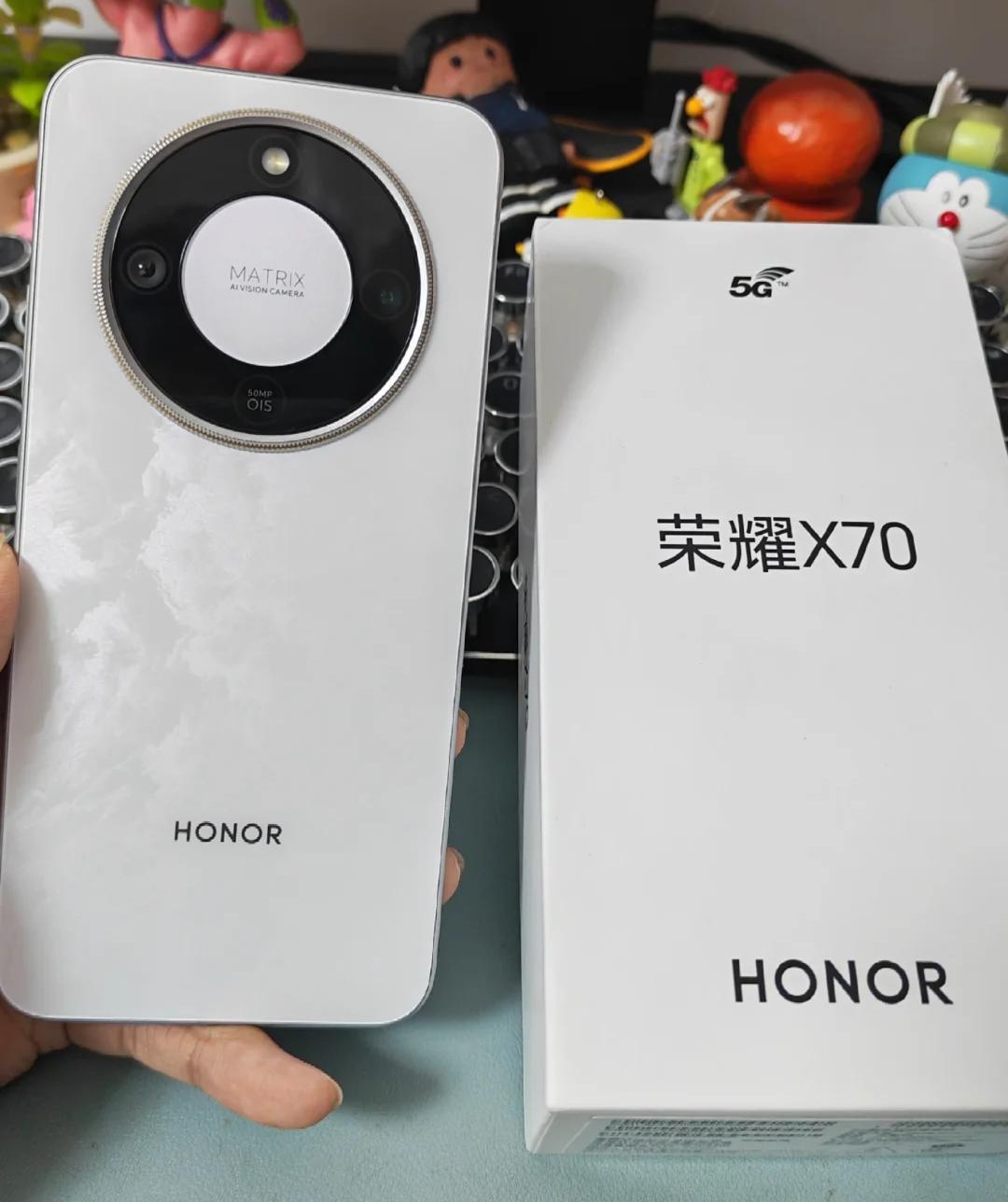 朋友最后没忍住，又给家里买了一台荣耀X70
8G+256G国补之后1350多，送