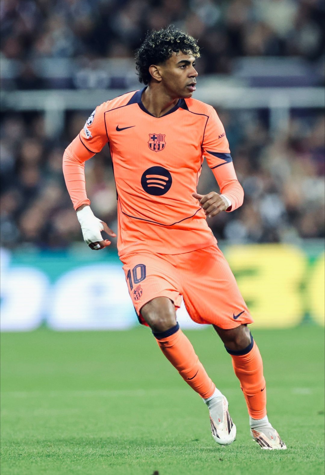 每体：亚马尔今天没有随队训练，没有受伤，只是很累，预计明天随队训练。欧冠巴萨巴萨