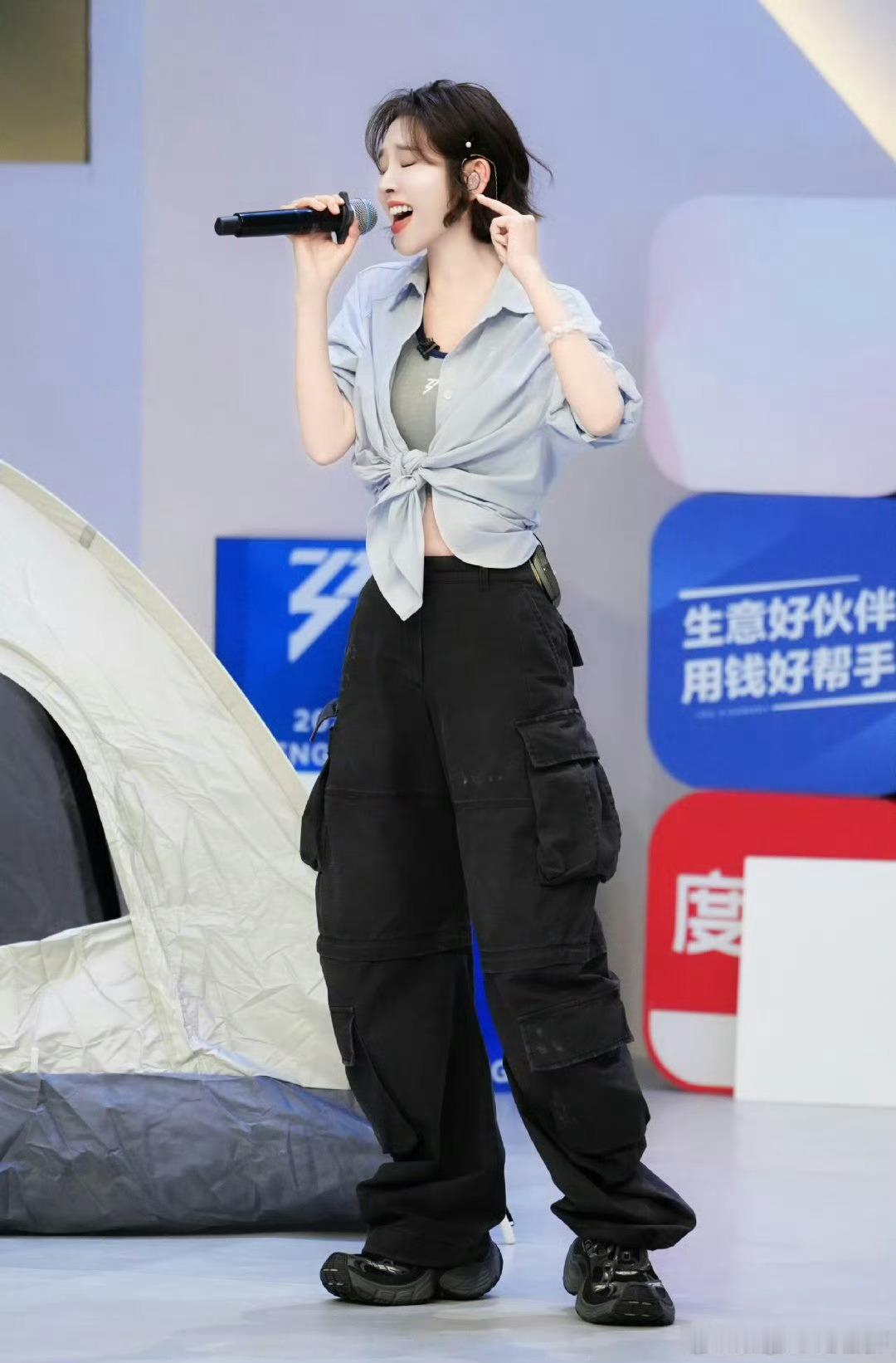 舞台上唐艺昕的rap成热议焦点，含糊的唱腔满是神秘感，人人好奇叽里咕噜的内容。从