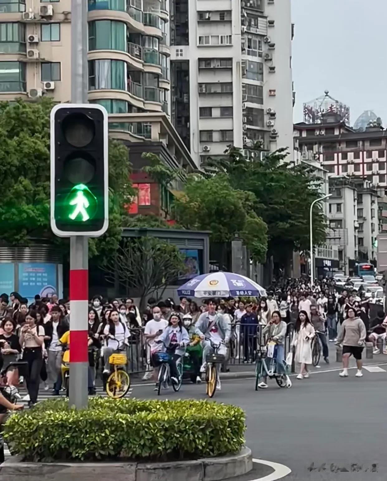 今天的厦门，惊呆了，到处都是人！
地铁站人多到排队才能进，节日真的是人挤人，
我