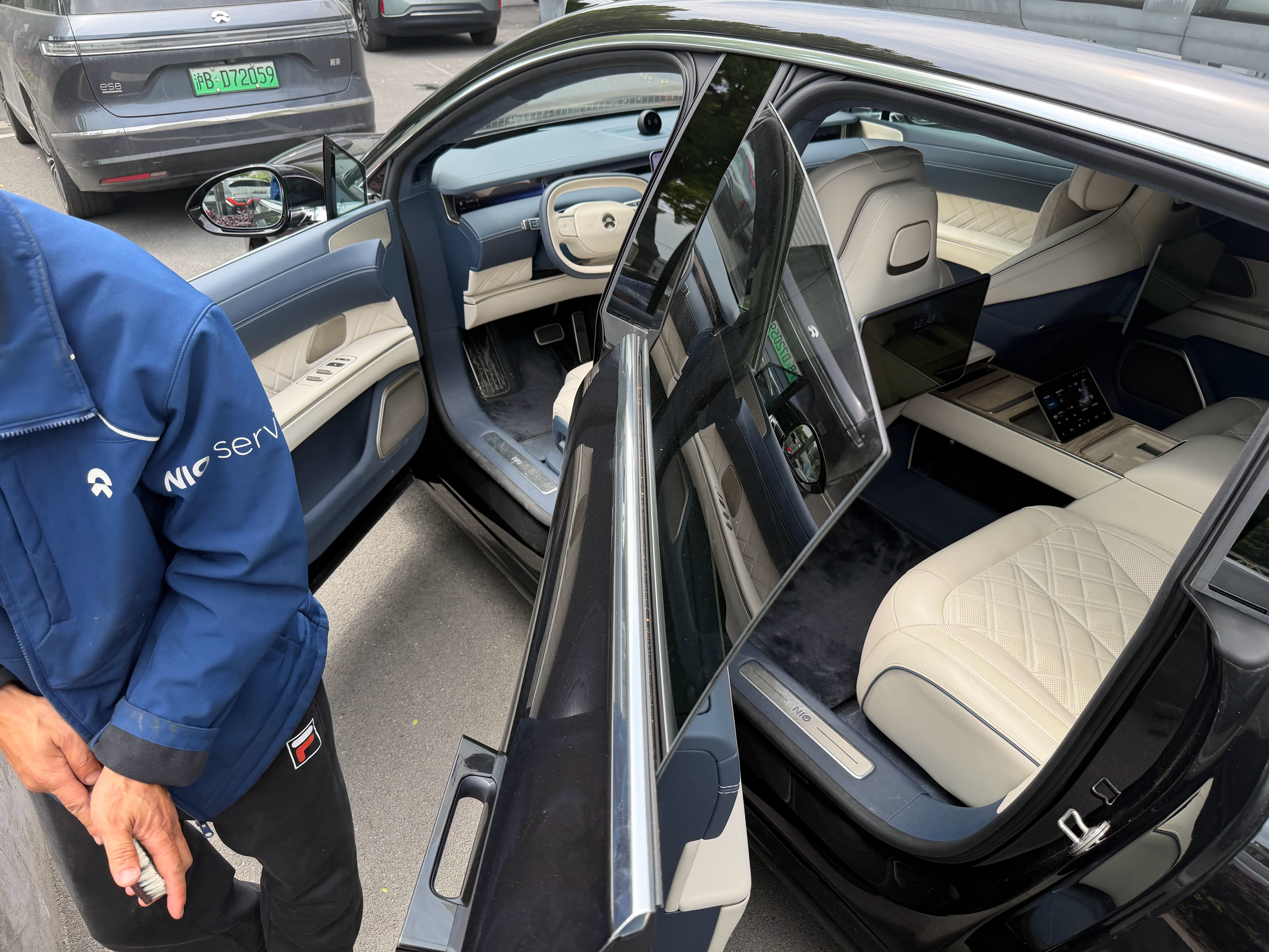 下家找了查博士，我给他提供了一次蔚来高端内饰清洁卖给别人车还是考究一些，毕竟我这