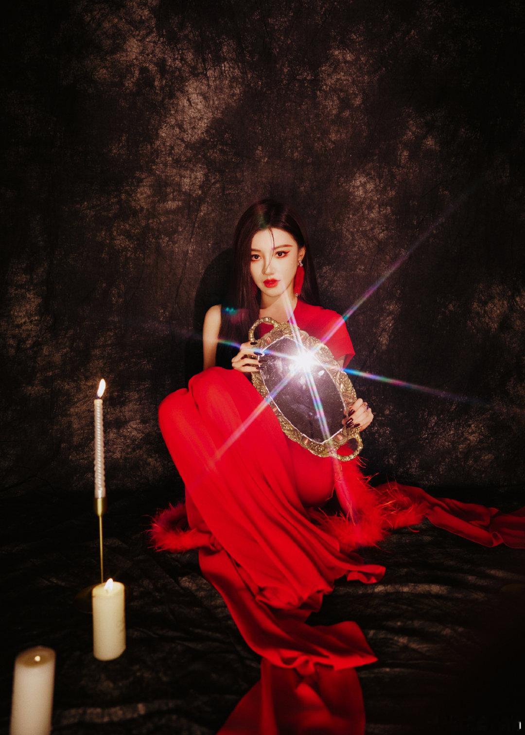 王鹤润一穿红色真的不是角姐吗 王鹤润红裙的魅力真的会恍惚！王鹤润穿上红裙，眉眼间