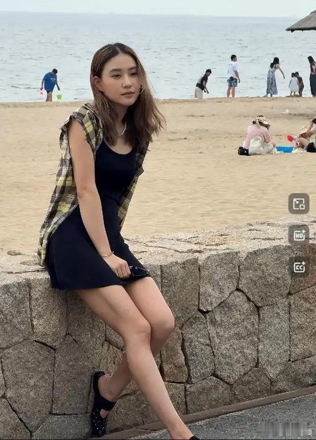 何超莲现身阿那亚，紧身吊带藏不住身材短板，带4个助理出行却略显冷清 ​​​