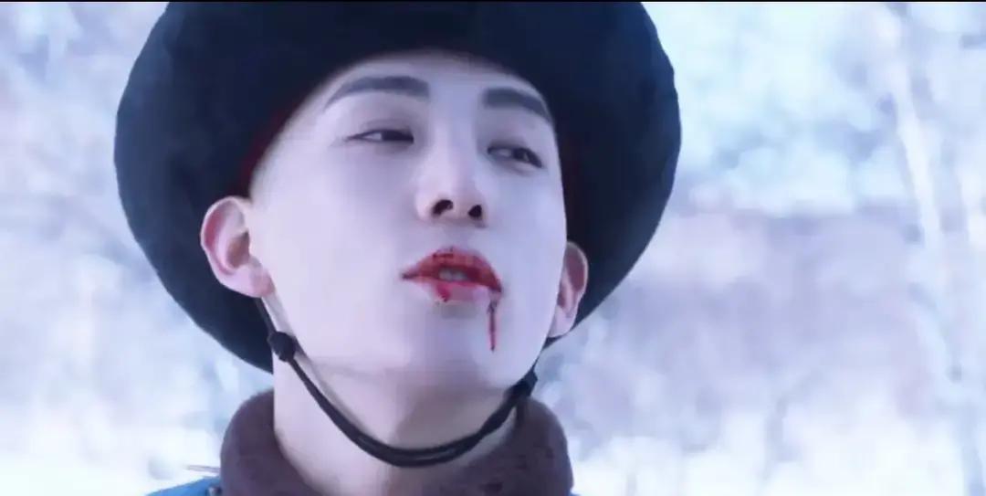 结果一出，弹幕直接刷屏：这谁顶得住！
 
《梦回》里，他第一次披古装，演十三爷。