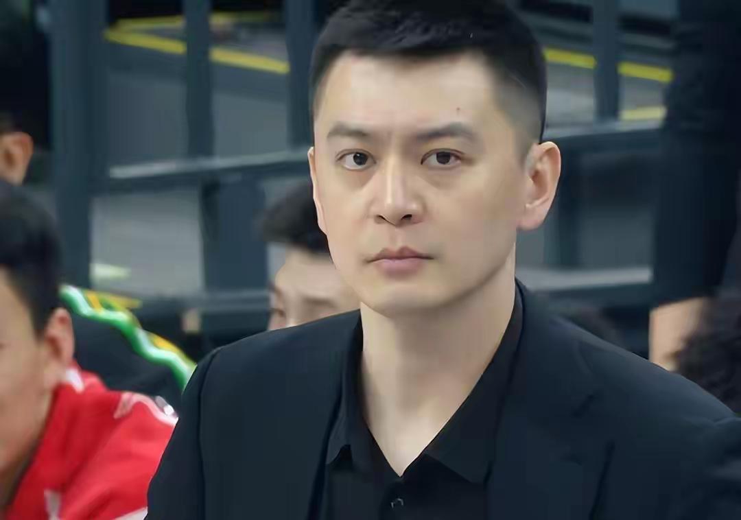 辽宁队主帅杨鸣不满判罚遭驱逐！
比赛中出现了几个争议判罚，裁判判定辽宁队进攻掩护