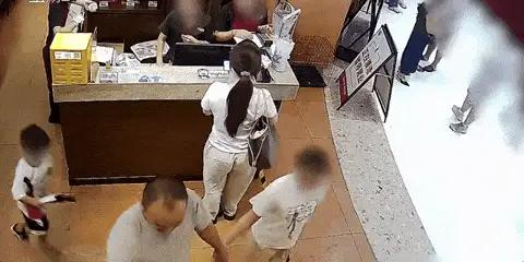连屁股都擦不干净的4岁男孩，在奔跑玩闹当中站立不稳，无意触碰到了某女子的臀部，这