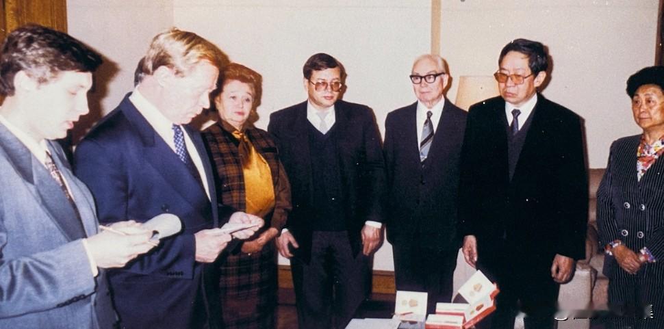1995年11月1日，俄罗斯驻华大使罗高寿在驻华大使馆举行授勋仪式，代表俄罗斯总