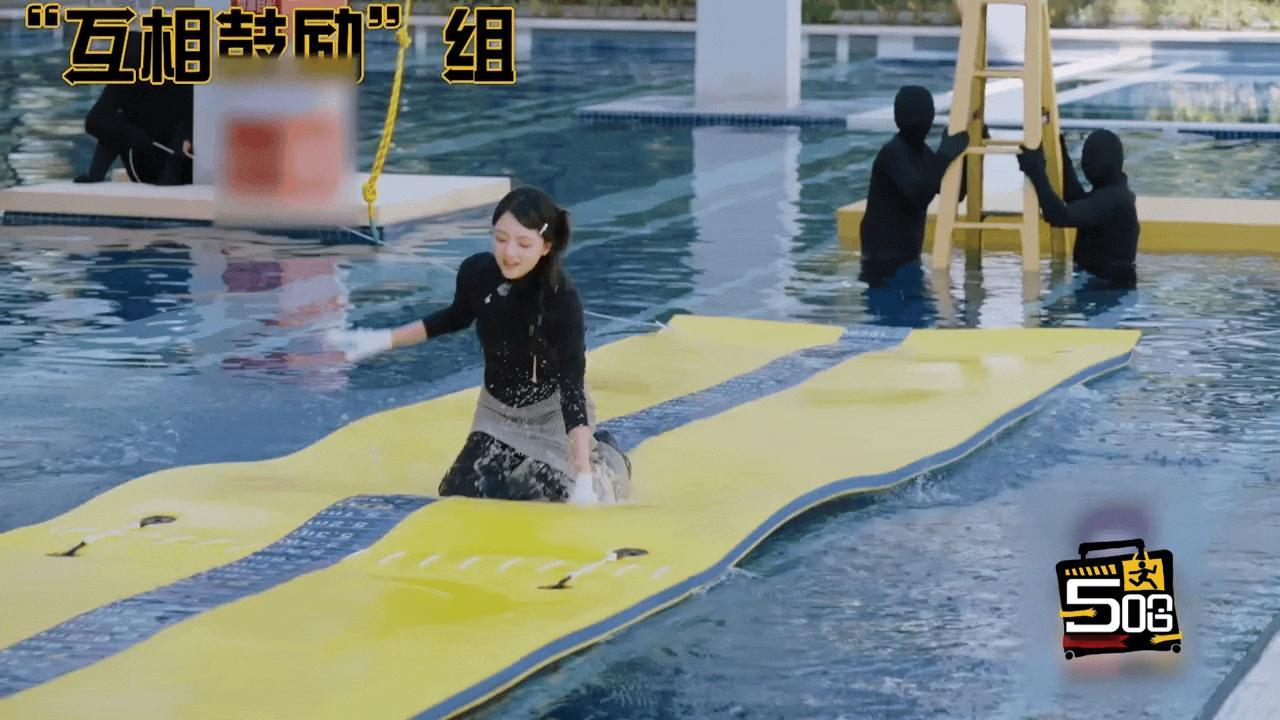 谁能想到鹿晗和李现任敏的缘分起点是鹿晗的MV！任敏北舞附中就拍了《勋章》，跟鹿晗