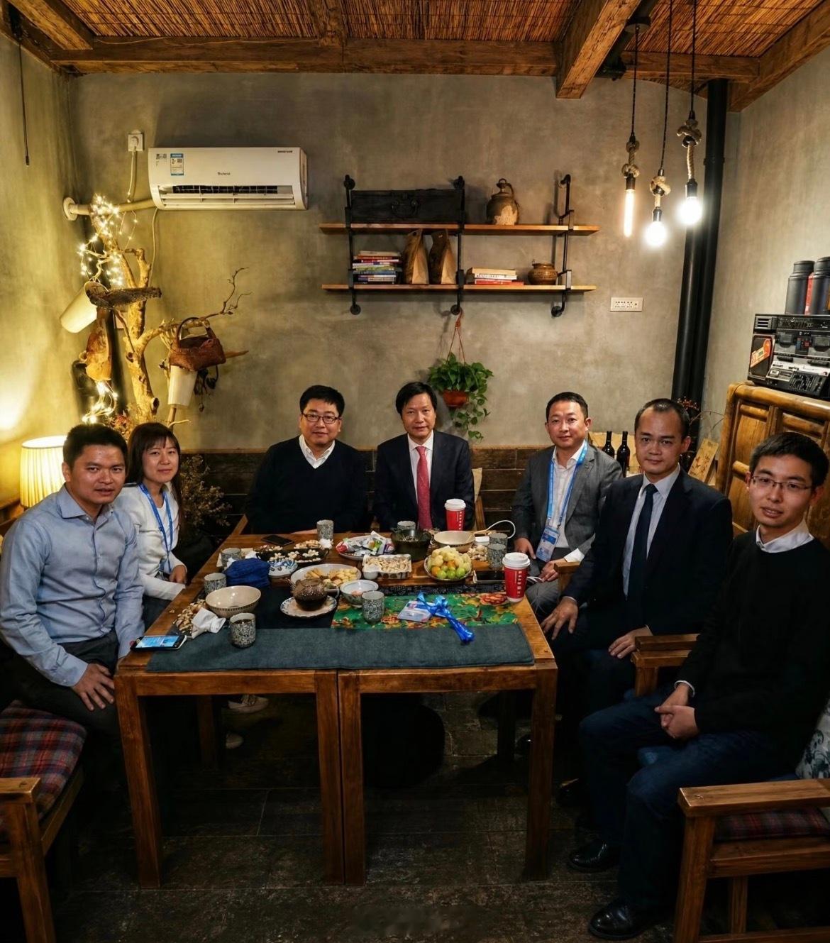 2017年乌镇世界互联网大会期间的一张合影，从左到右分别是：1. 陈华：唱吧创始