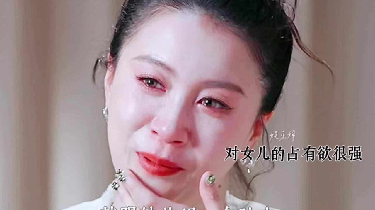 当《中国好声音》舞台上那个用烟嗓唱哭百万观众的李嘉格，在综艺里哽咽着说出“我妈是