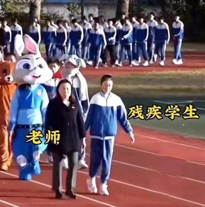 看哭了！学校开运动会，女孩腿部残疾，她觉得自己肯定不能参加！但她万万没想到，老师