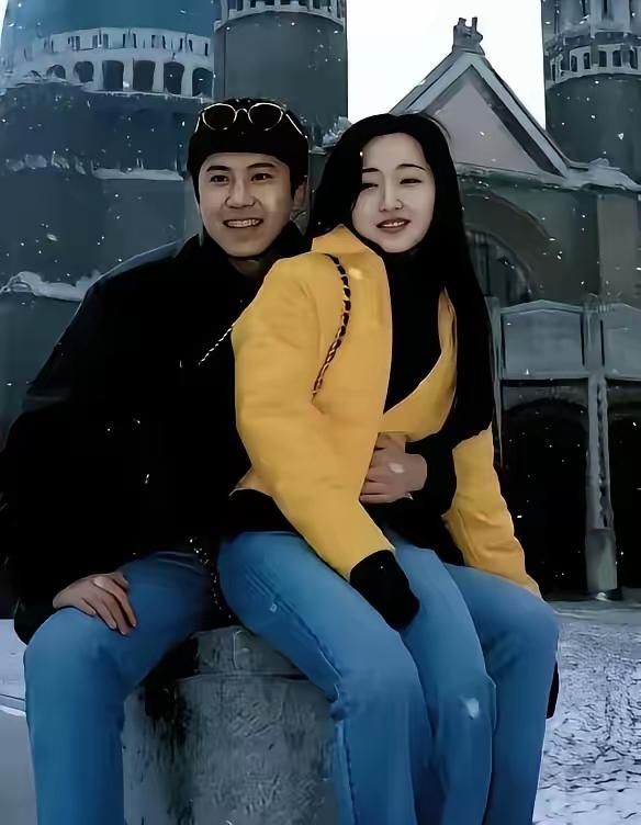 这两位明星你们认识吗？
我只认识其中一位，她就是杨钰莹，她年轻的时候很漂亮，很苗