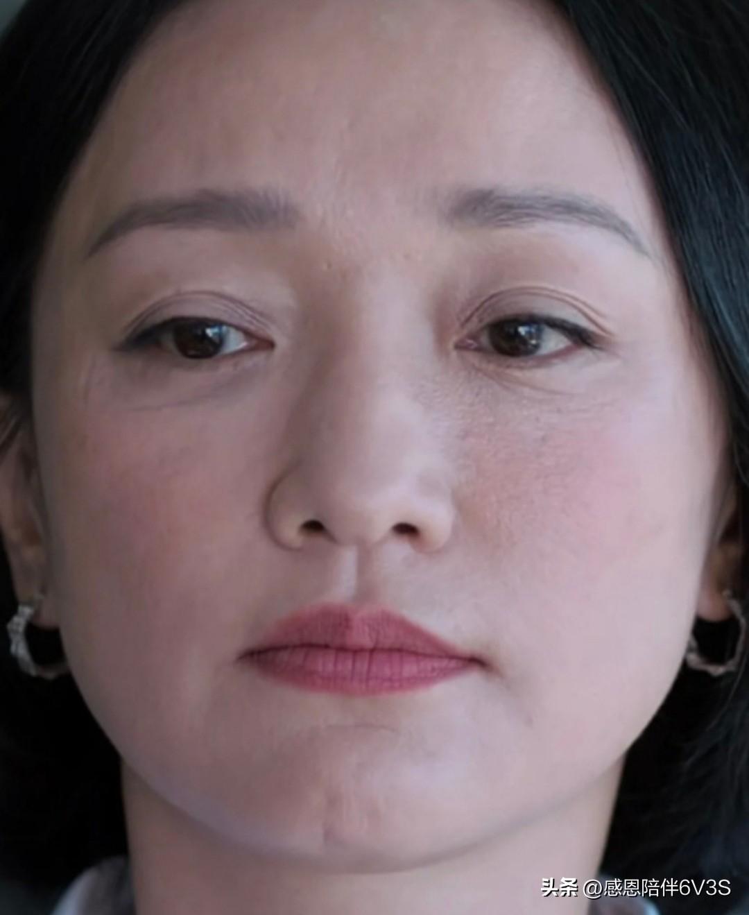51岁的周迅生图曝光，这才是她应有的模样
没有磨皮美颜的加持，脸上的细纹清晰可辨