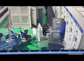一名电工正在高压电气柜检查线路。
结果他突然发生触电事故！
强大的电流瞬间将他身