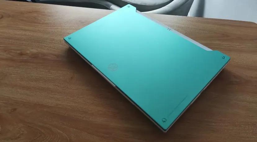 用了一年的天选3，聊聊体验
去年7月的时候入手的，先说说优点，首先就是好看，青白