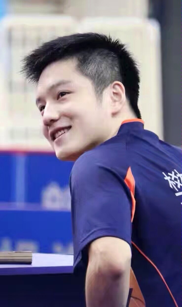 如今，无论哪位体坛巨星到访上海，这座城市亮出的“第一张名片”永远是樊振东。没办法