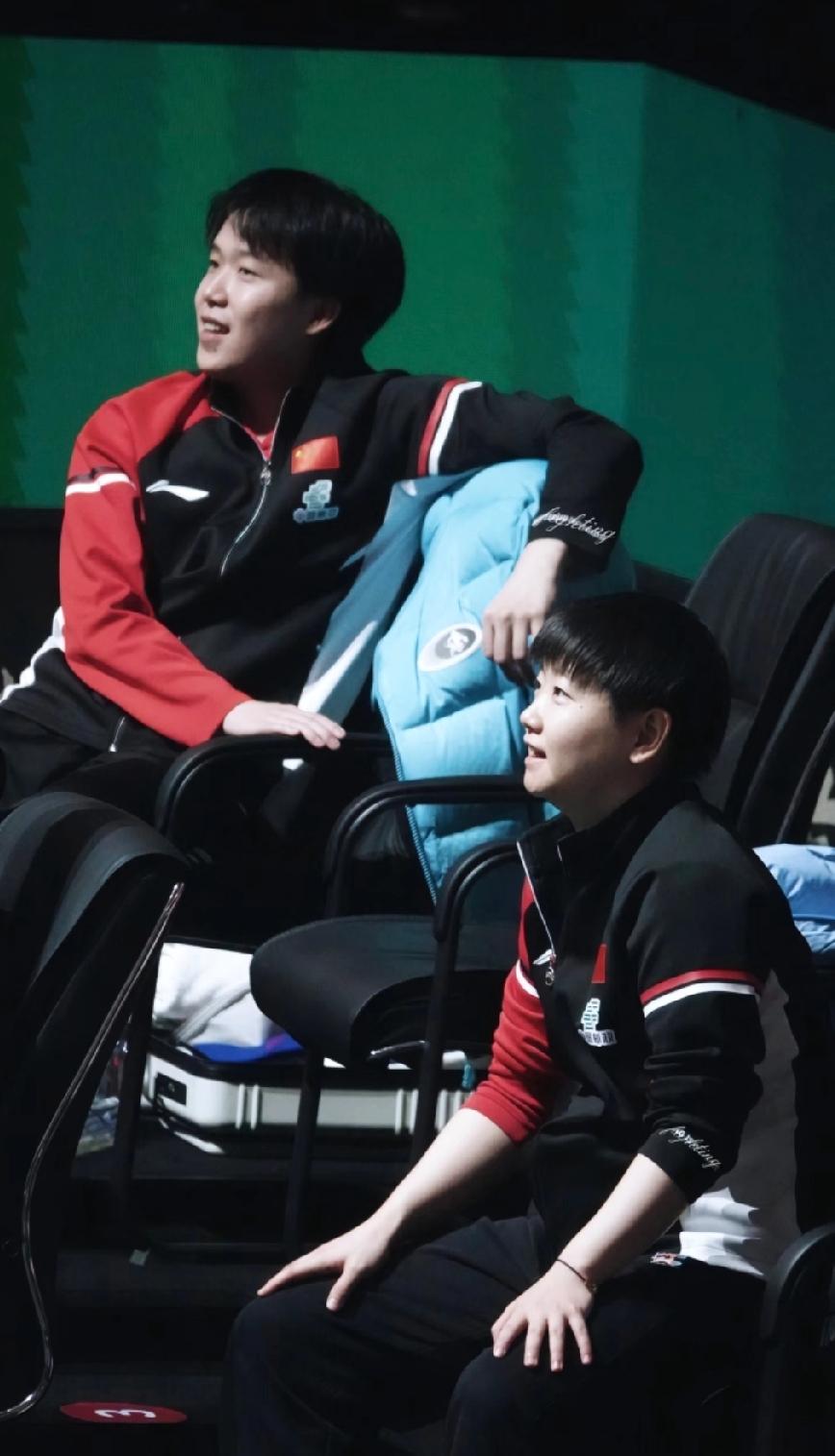 这张场边同框，是独属于莎头的氛围感✨
 
谁懂啊！刷到莎莎和大头这张场边观赛的同