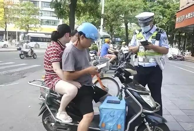 电动车的血泪史
 
在日常生活中，电动车给我们带来了诸多便利，然而与之相关的一些