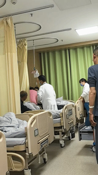网友在医院急诊室病房里亲眼看到隔壁床上的一名病人病情突然恶化，虽经值班医生和护士