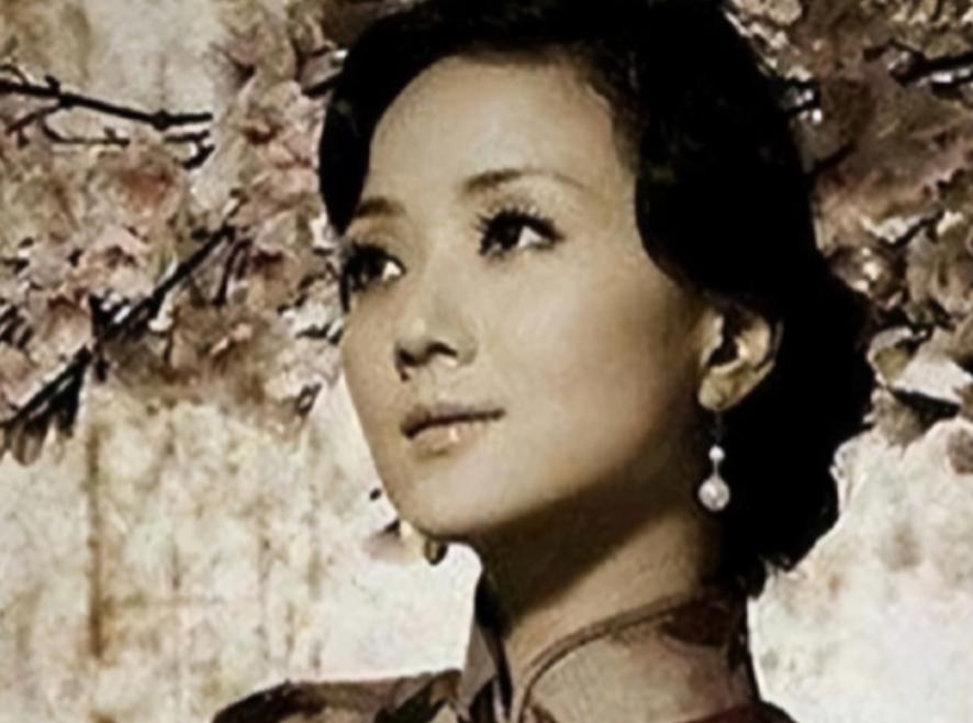 1951年，国民党女特务王化琴，被解放军战士押上刑场准备枪毙。就在这时，一个男人