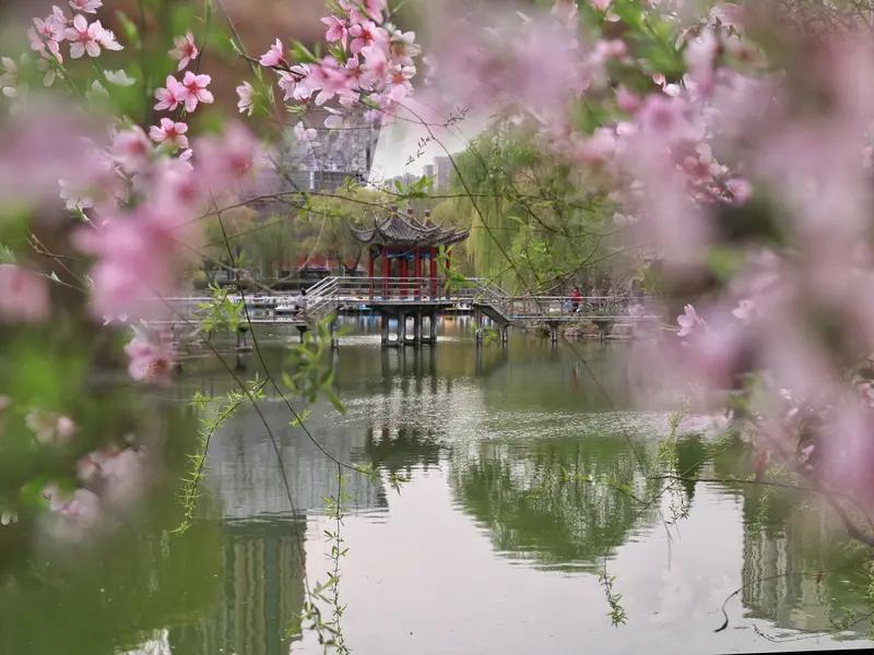 你能对出“紫燕黄莺喧院落”的上联吗红桃绿柳映池塘