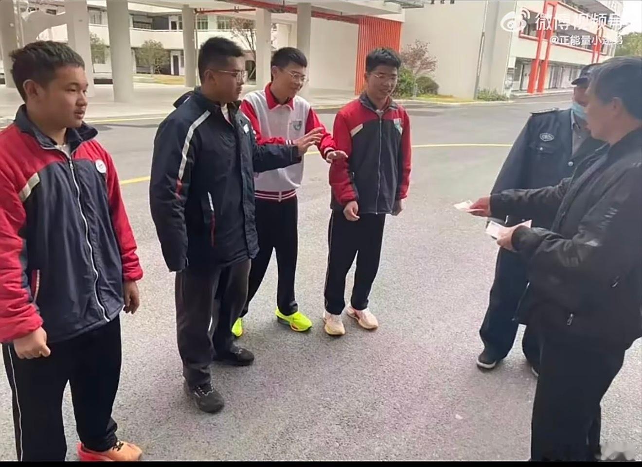 台州四达少年婉拒酬金拾金不昧 路桥桐屿中学四位少年拾得2万余元现金，报警归还失主