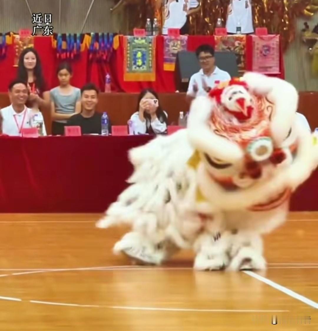 广东佛山狮王争霸赛现场藏着超大惊喜！南海狮山少年醒狮团的两个小姑娘意外走红。舞狮