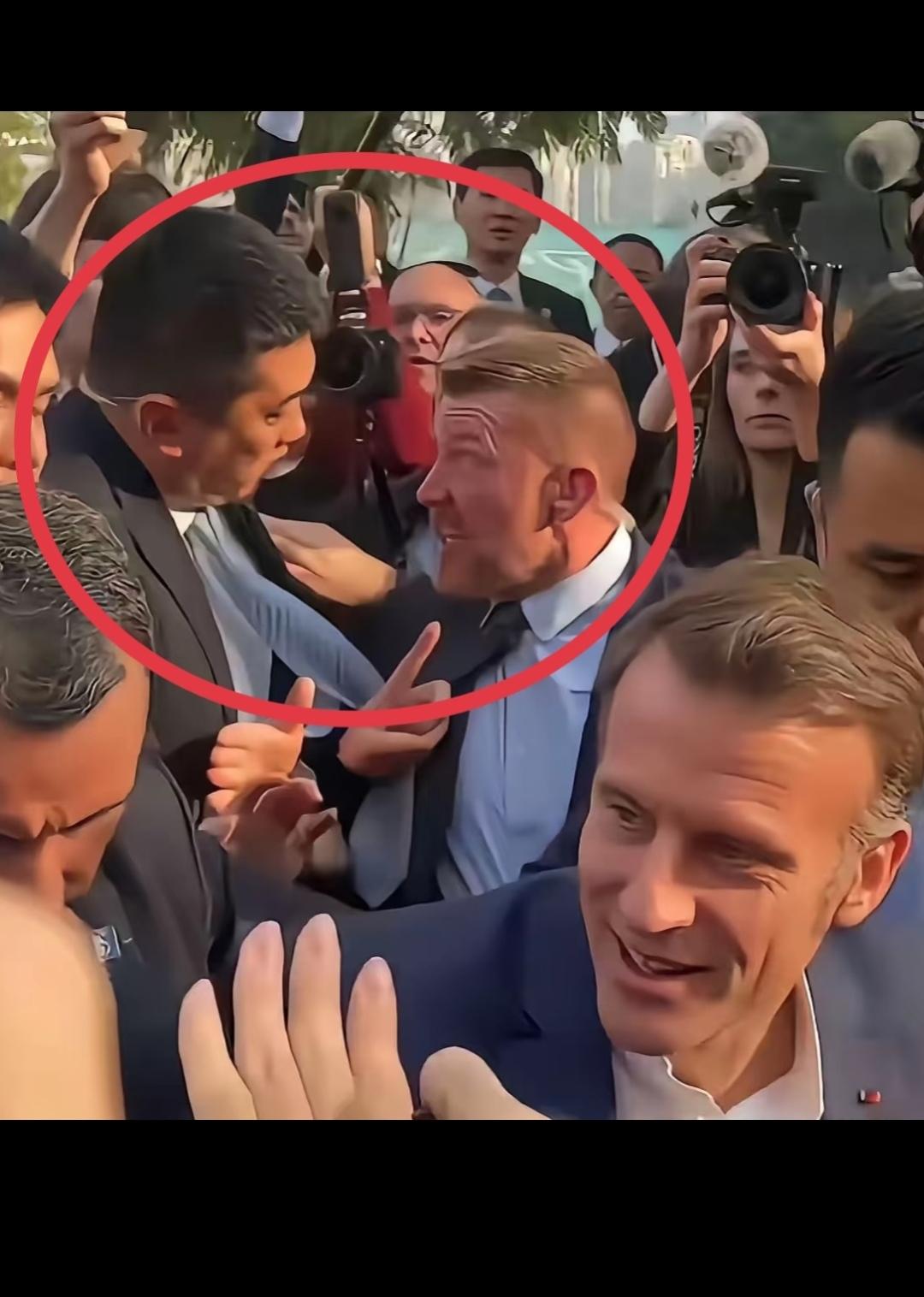 忽然理解了保镖的难度了，以往都是被扇巴掌扔鸡蛋，在纽约被拦截，步行30分钟还被男