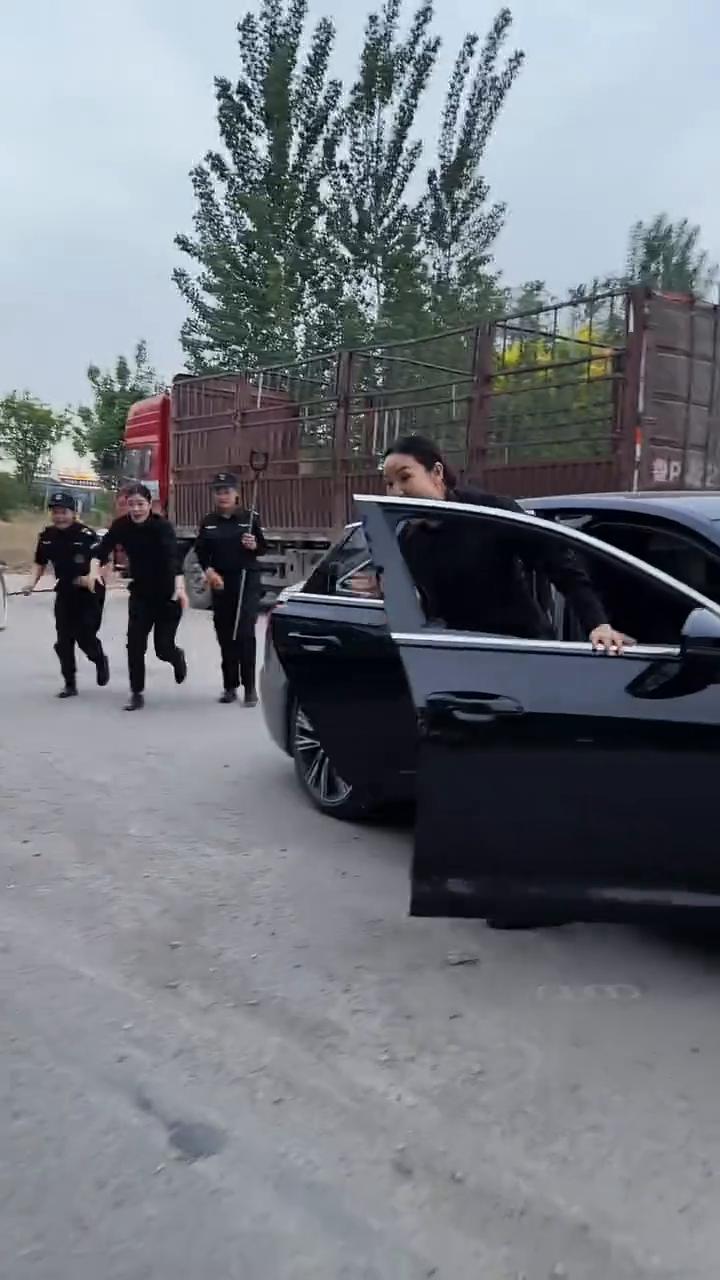 哎呦我的妈，哈哈哈哈。