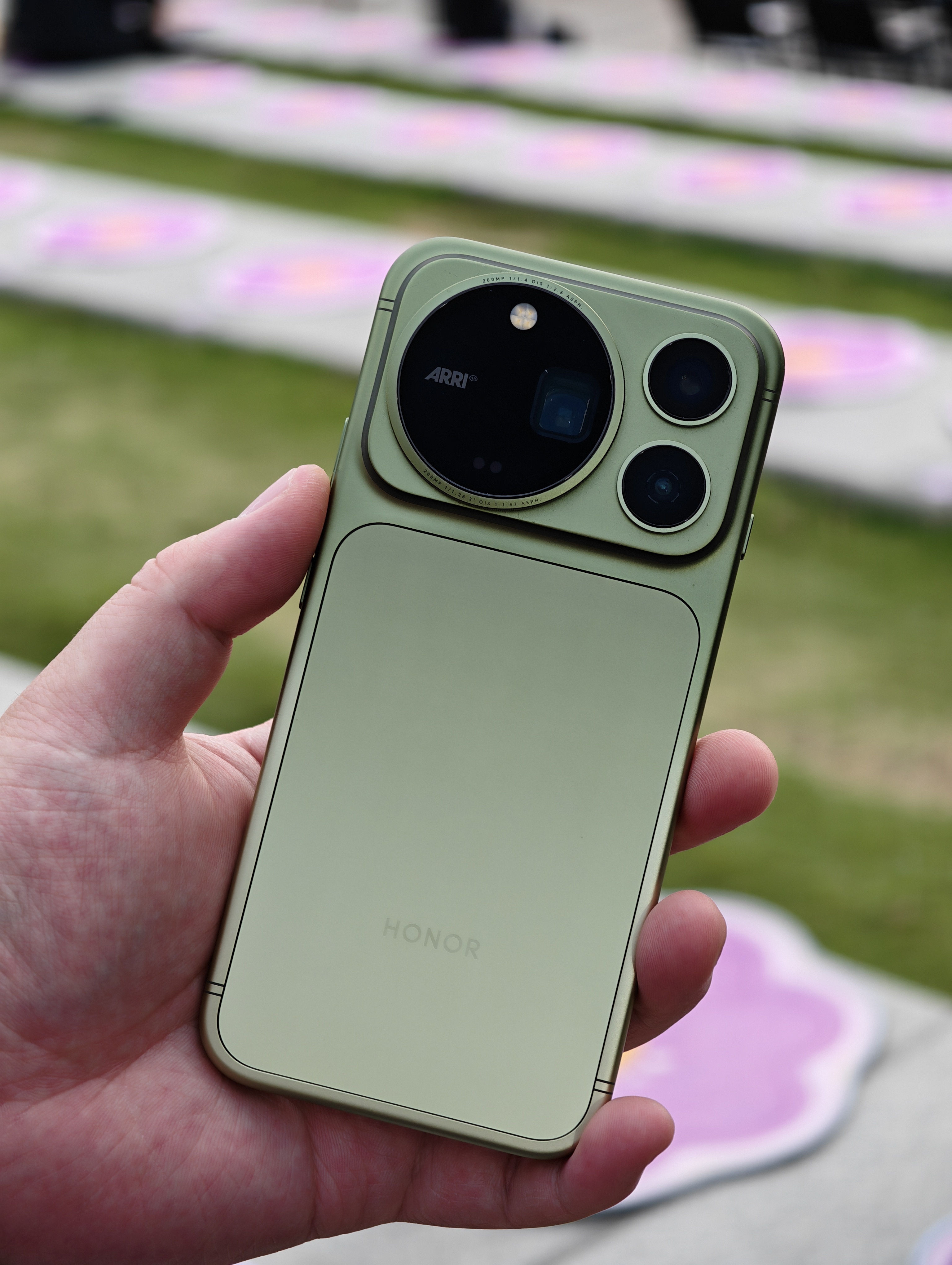 偶遇媒体老师的荣耀Magic9 Pro Max 苔青色版本没想到真机比拍的图更好