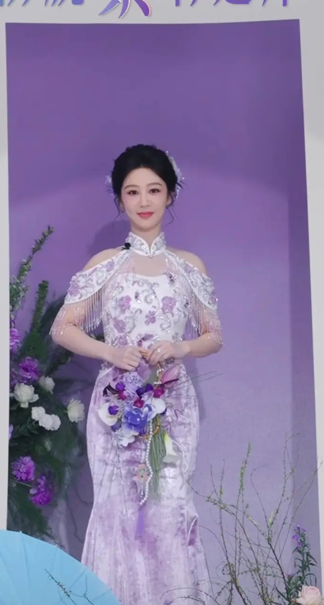 杨紫最新营业图，状态年轻不少 