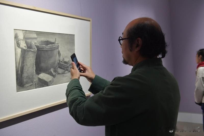 40岁开始学素描，一点都不晚！我认识一个大哥，42岁才拿起画笔学素描。刚开始，线