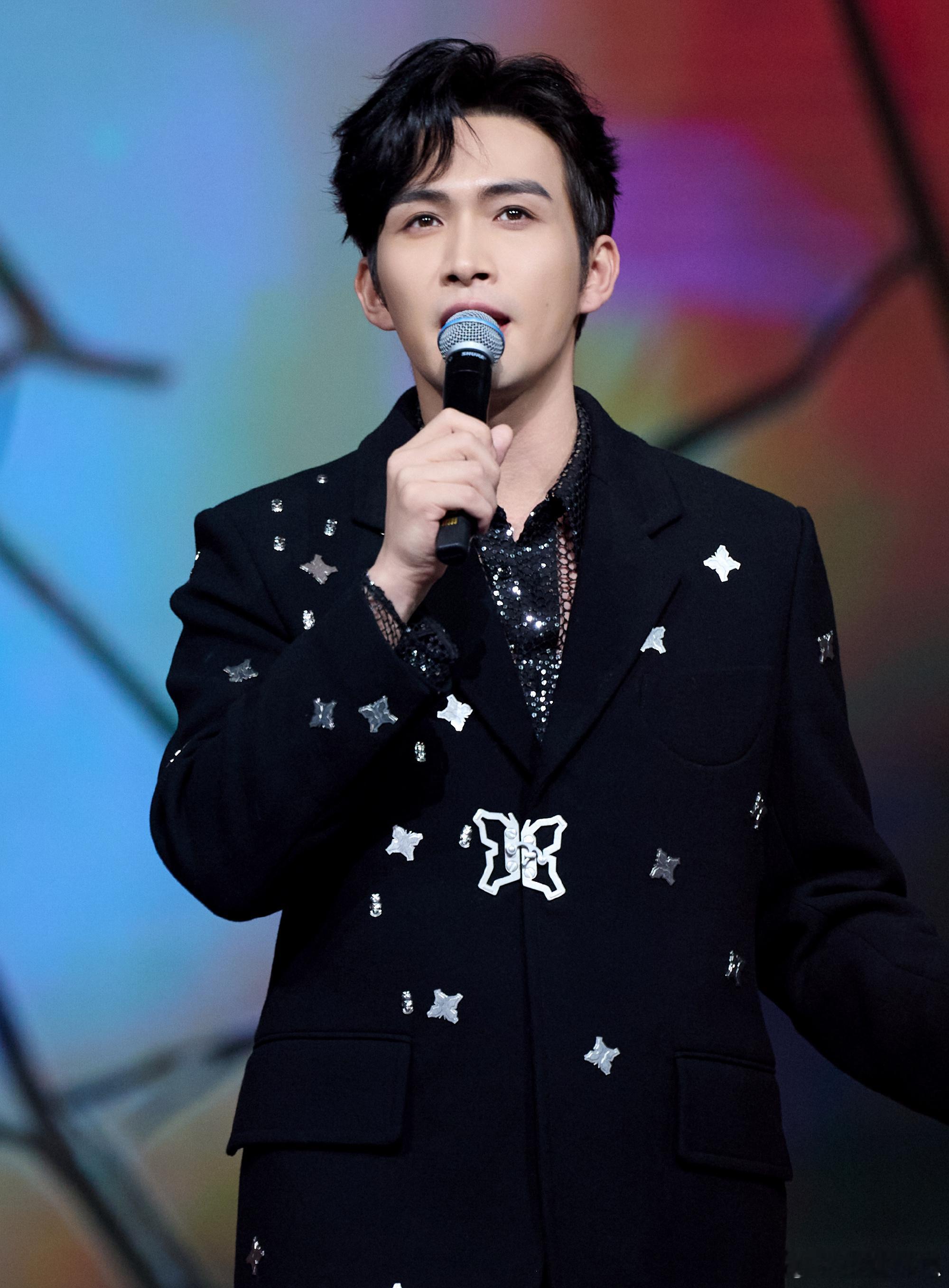 张彬彬一个人就是一个乐队 破防了！张彬彬用一场表演完成了“跨年晚会的性价比革命”