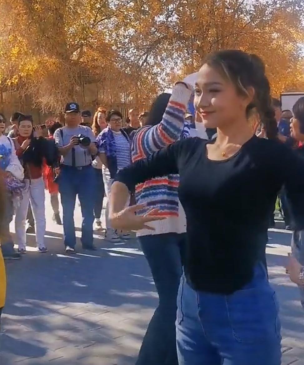 你是新疆人吗？

新疆生活着56个民族，有2500万人。但是，能自称为新疆人的，