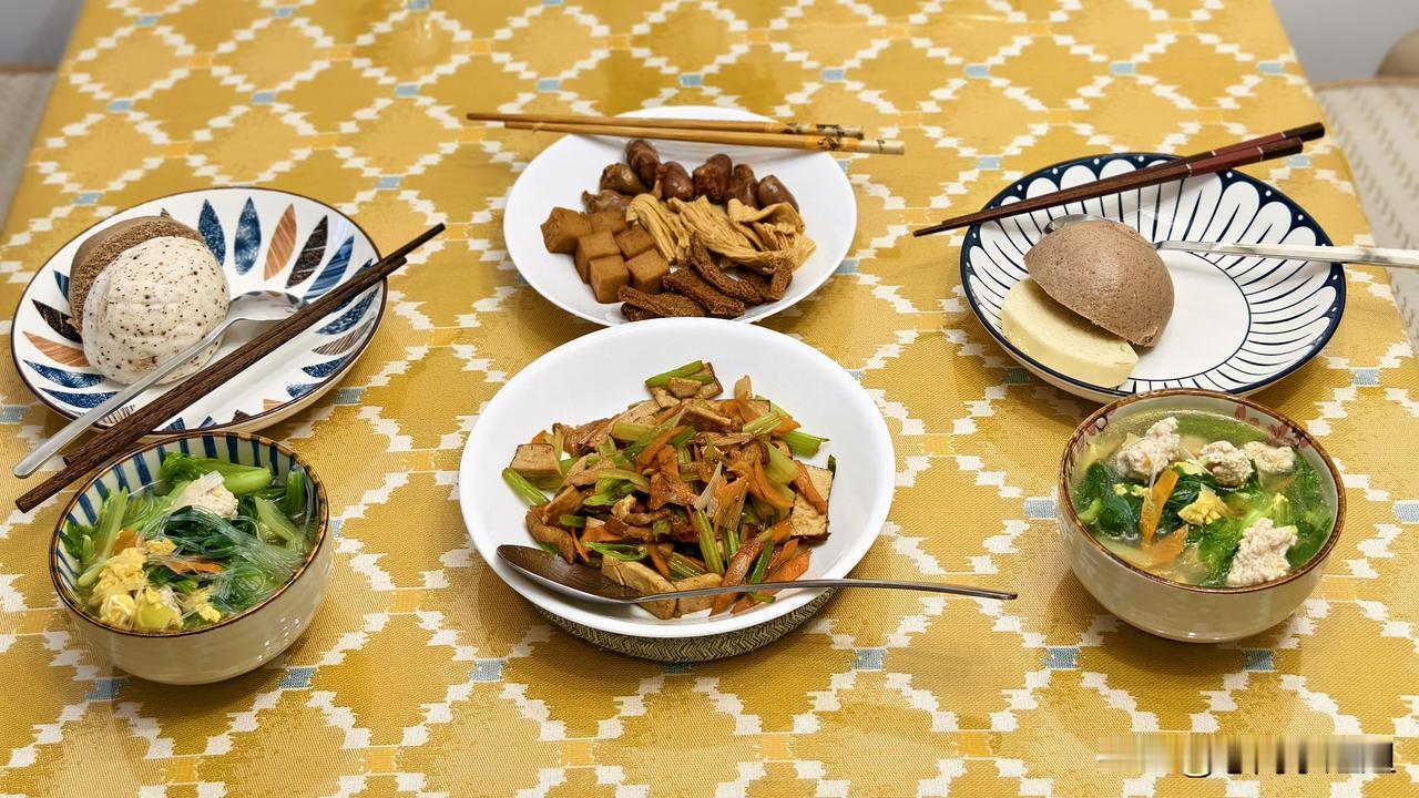 昨天晚餐小白菜汤汆丸子，炒芹菜香干，还有买的豆制品。
丸子的猪肉和鸡肉混合的馅，