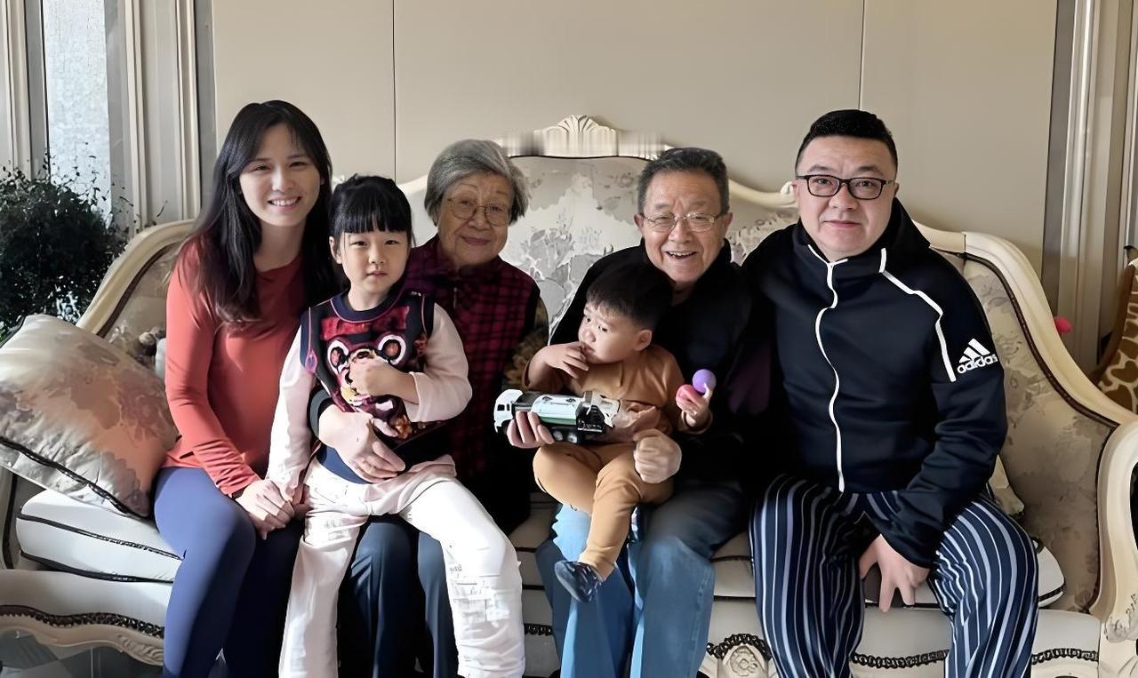 董路再婚，娶年轻妻子生一儿一女！
董路与前妻胡艳结婚后育有一女，离婚后，董路认识