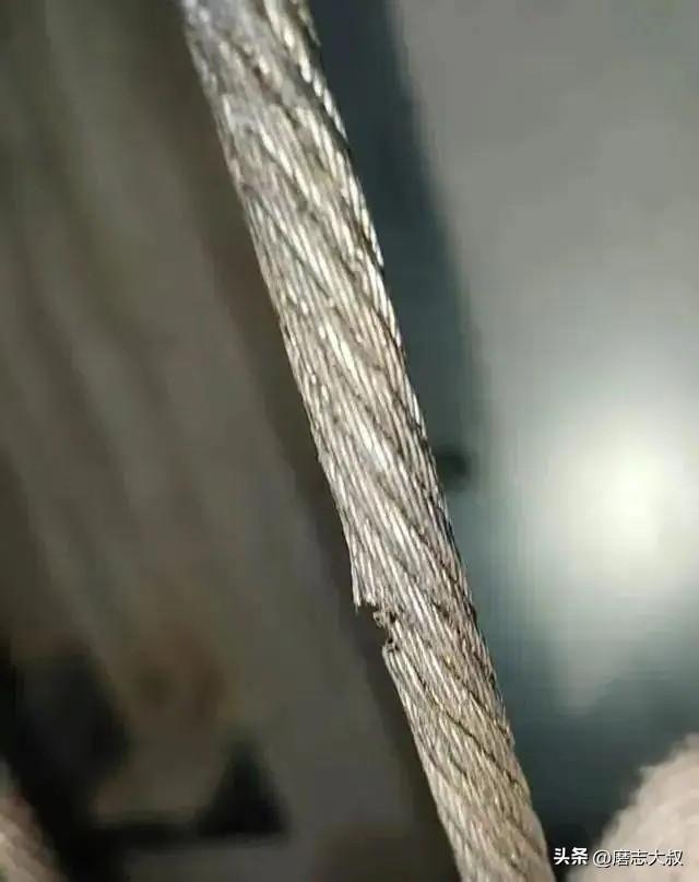 骇人惊闻
内蒙古呼和浩特一小区50部电梯，有23部的吊钢绳被人恶意切割。
这可不