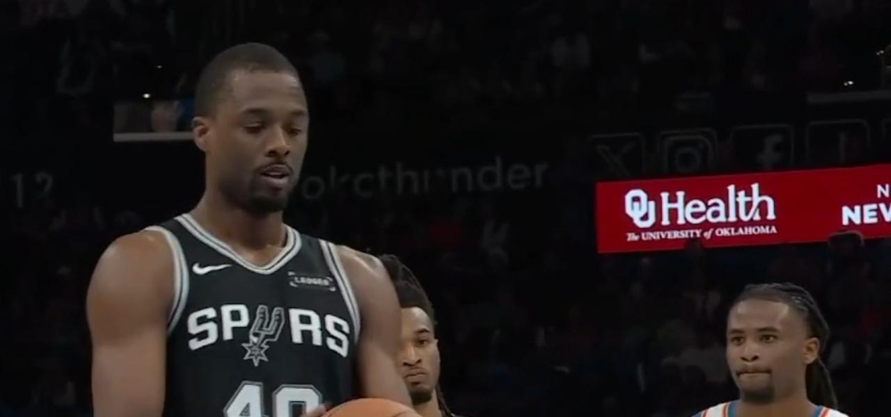 你以为赢球靠明星单打？
马刺用三场比赛证明，篮球是拆解数据的游戏。
波波维奇把录