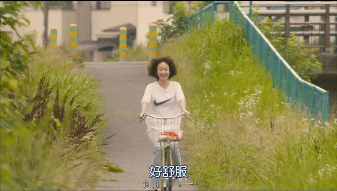 一个夏天就这样生活，水湾平静地流着洪水，一支歌唱出了许多歌。——顾城