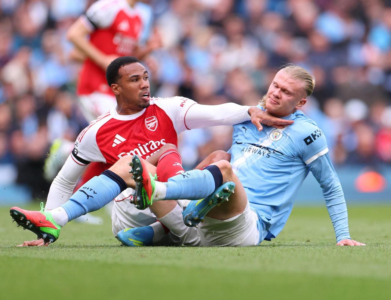 阿森纳关键时刻掉链子！曼城主场2-1战胜阿森纳，赢下天王山之战，少赛一场与阿森纳