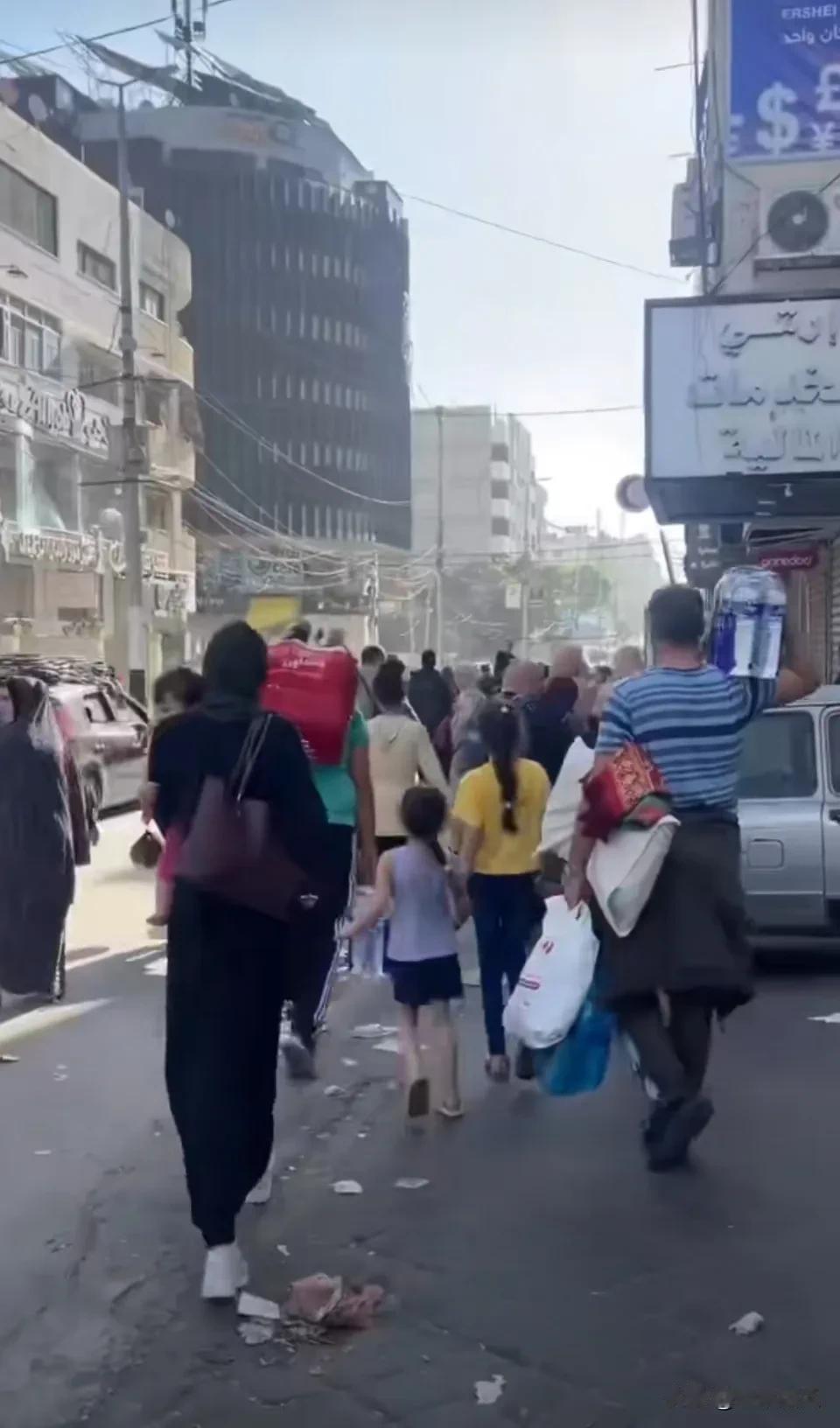 真是众说纷纭啊。最近很多说，加沙武装有勇气就跟以色列军队，警察当面干，不要抓平民