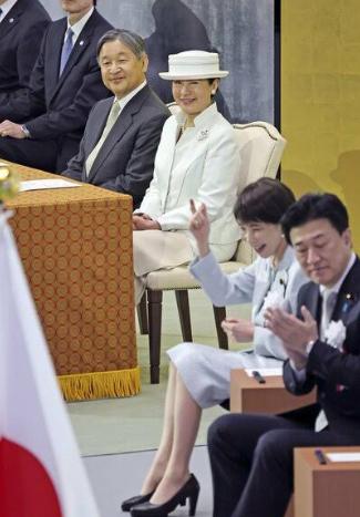 高市早苗和天皇彻底撕破脸！


事情发生于8月15日，在日本纪念终战81周年追悼