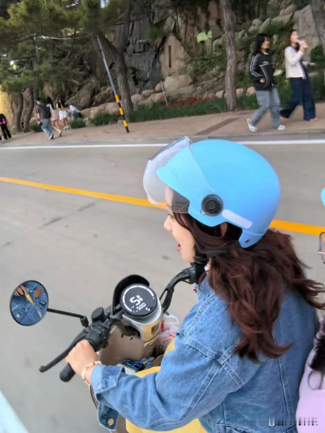 夏日生活打卡季骑上我心爱的小摩托🏍跟闺蜜一起去江边吹吹江风无比惬意凉爽！